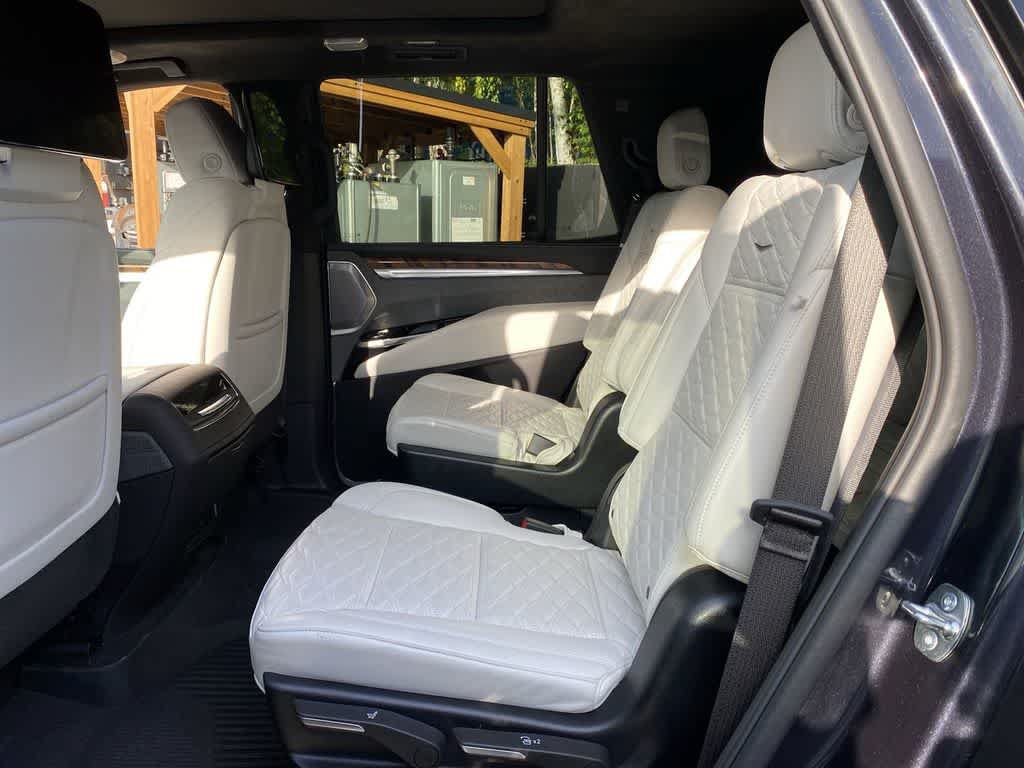 Used 2025 Cadillac Escalade Premium Luxury Platinum w/ LPO, Floor Liner Package AWD/4WD image 18