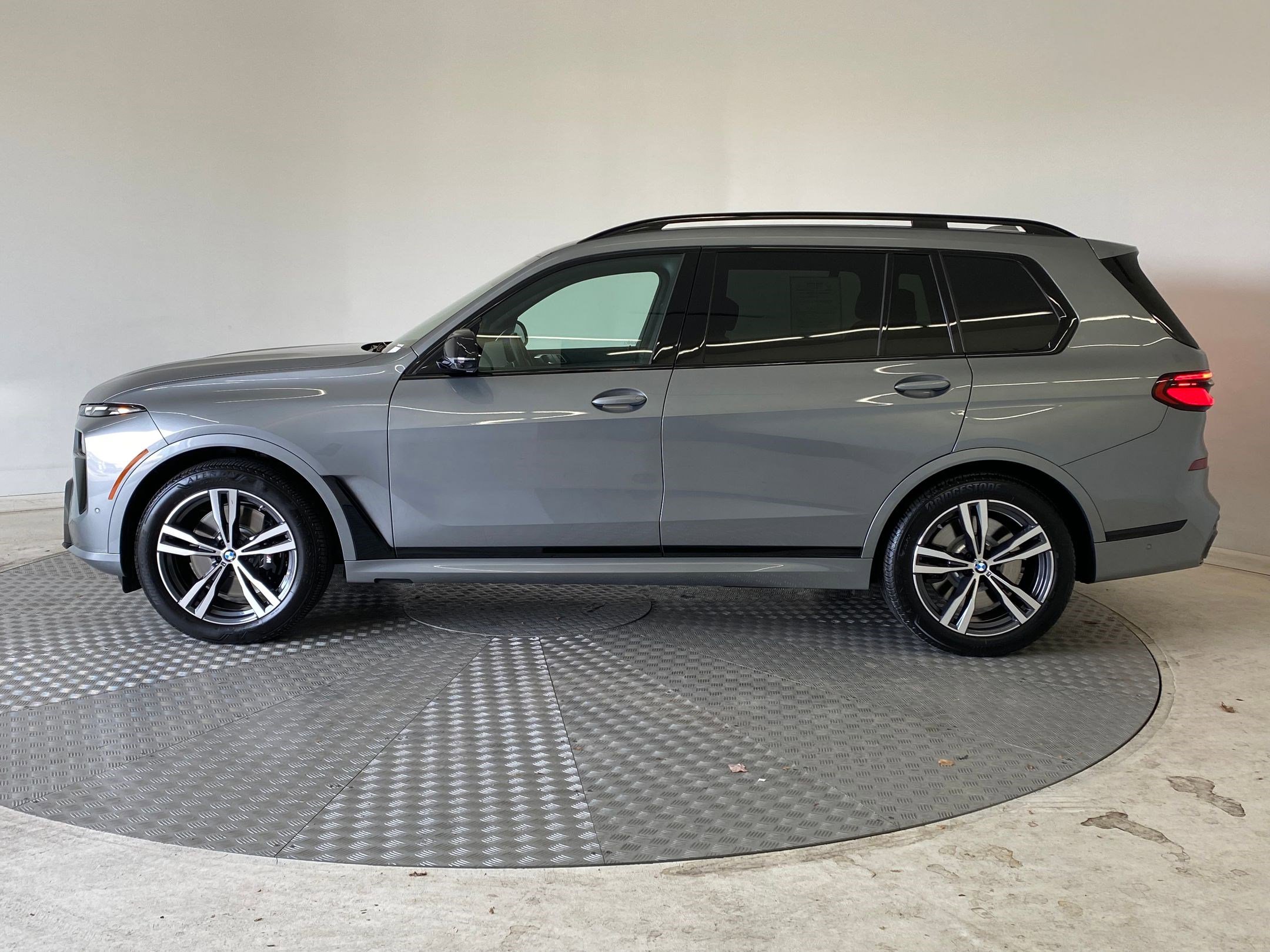 Used 2025 BMW X7 M60i w/ Executive Package image 2