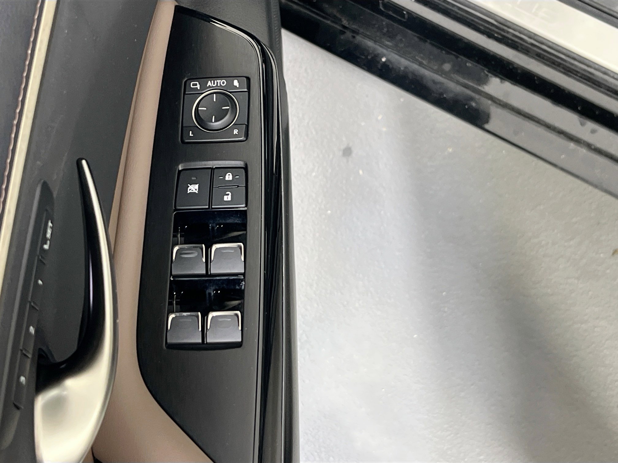 Used 2023 Lexus ES 300h w/ Premium Package image 17