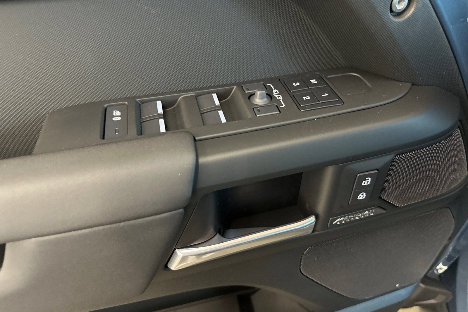 New 2026 Land Rover Defender 110 X-Dynamic SE AWD/4WD image 9