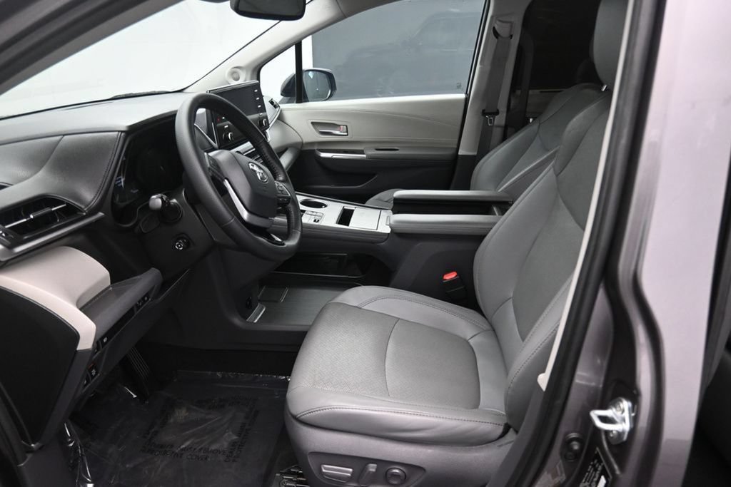 Used 2021 Toyota Sienna Limited FWD image 13
