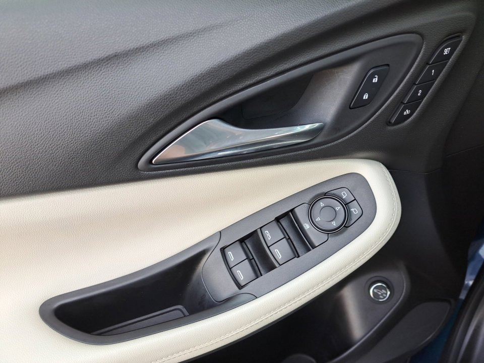 Used 2021 Buick Encore GX Essence w/ Advanced Technology Package FWD image 32