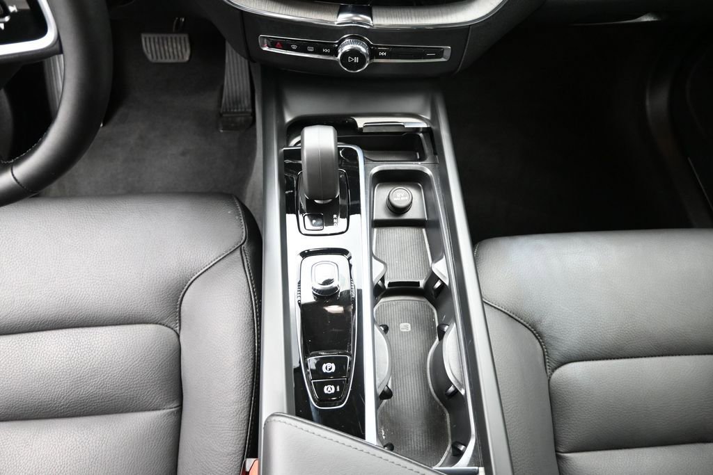 Used 2025 Volvo XC60 B5 Plus AWD/4WD image 16