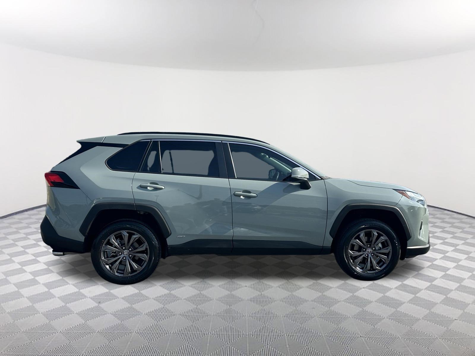 Used 2022 Toyota RAV4 XLE Premium AWD/4WD image 6