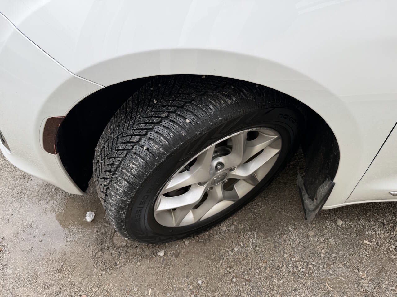 Used 2018 Chrysler Pacifica Touring-L w/ Tire & Wheel Group image 21