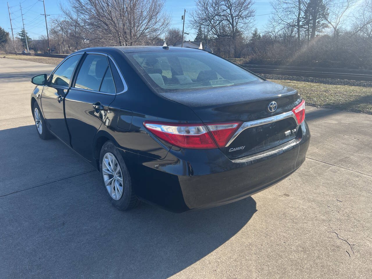 Used 2015 Toyota Camry LE FWD image 2
