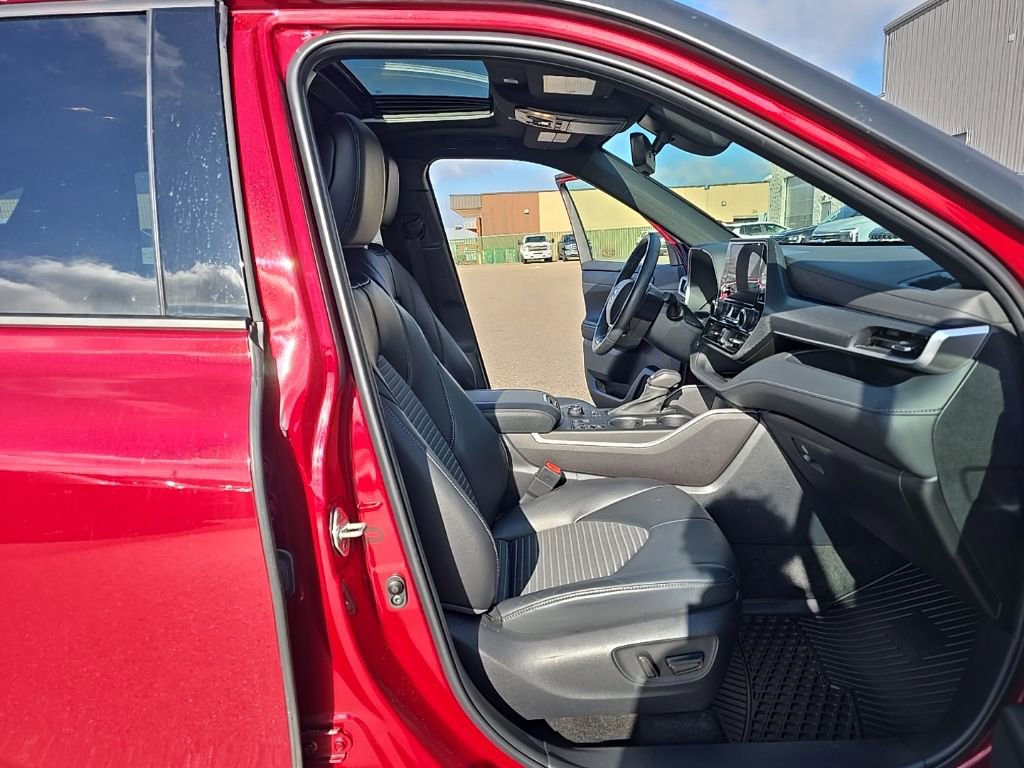 Used 2023 Toyota Highlander L image 16