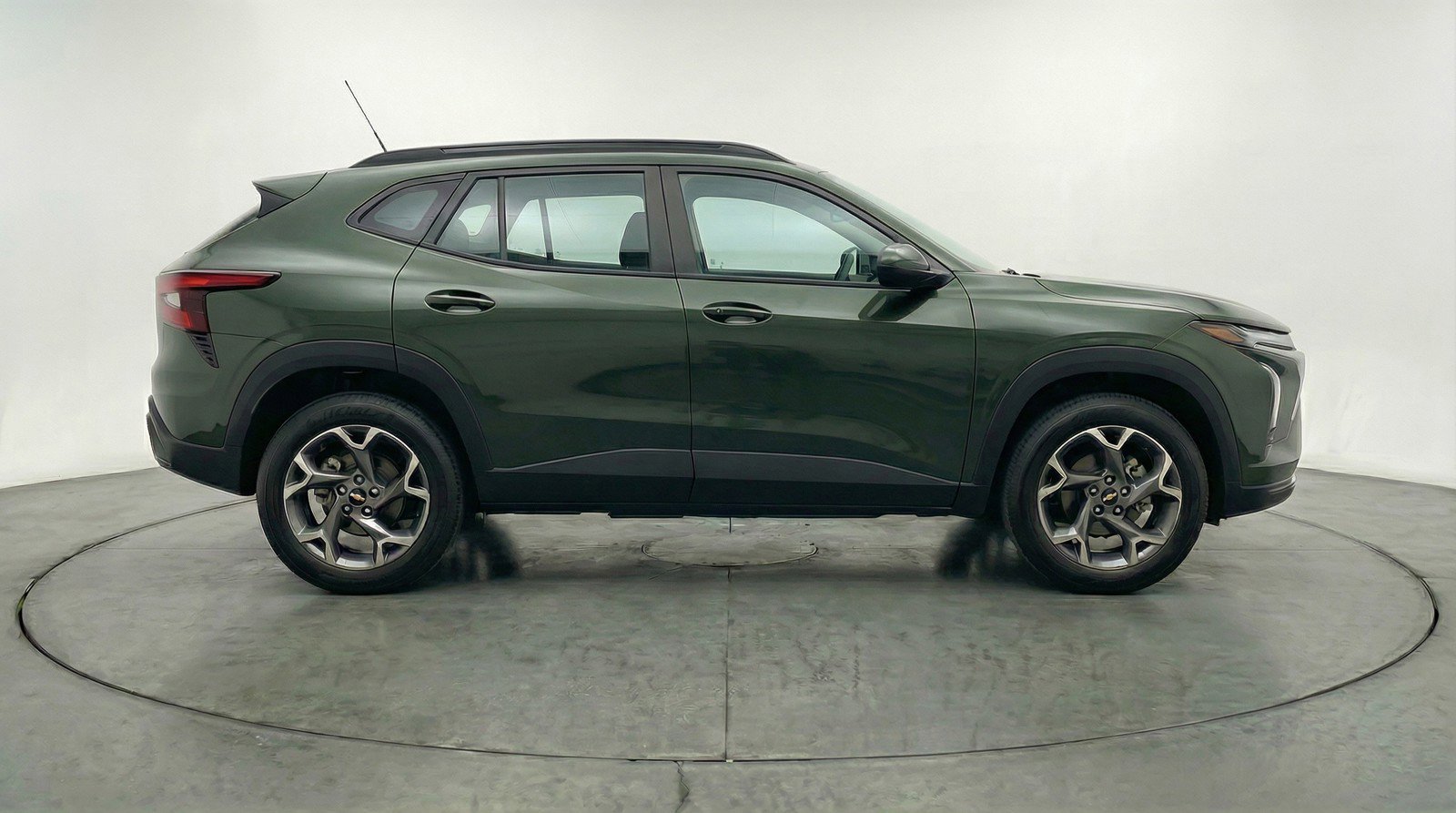 Used 2025 Chevrolet Trax LT FWD image 11