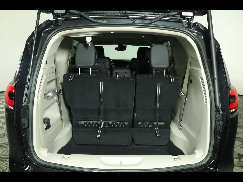 Used 2022 Chrysler Pacifica Touring-L image 17
