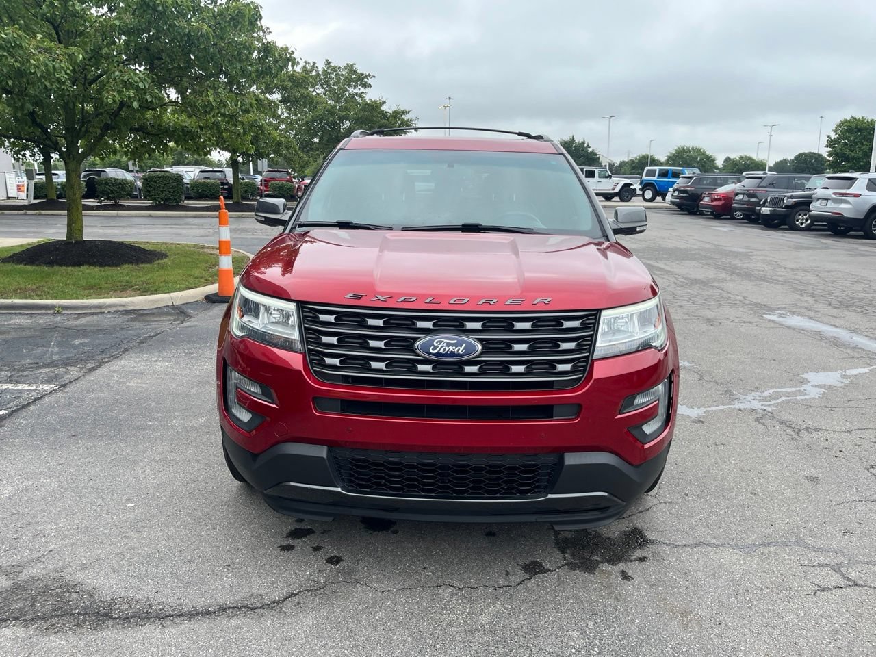 Used 2017 Ford Explorer XLT w/ Equipment Group 202A AWD/4WD image 8