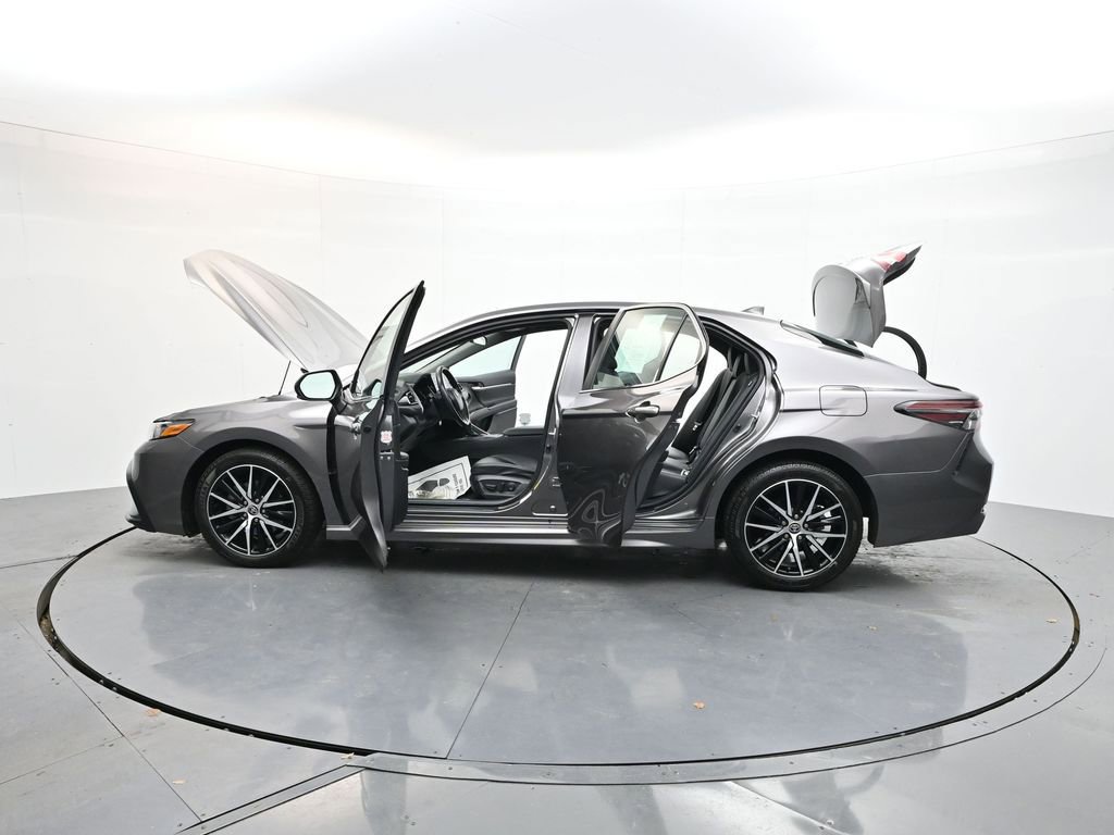 Used 2024 Toyota Camry SE image 40