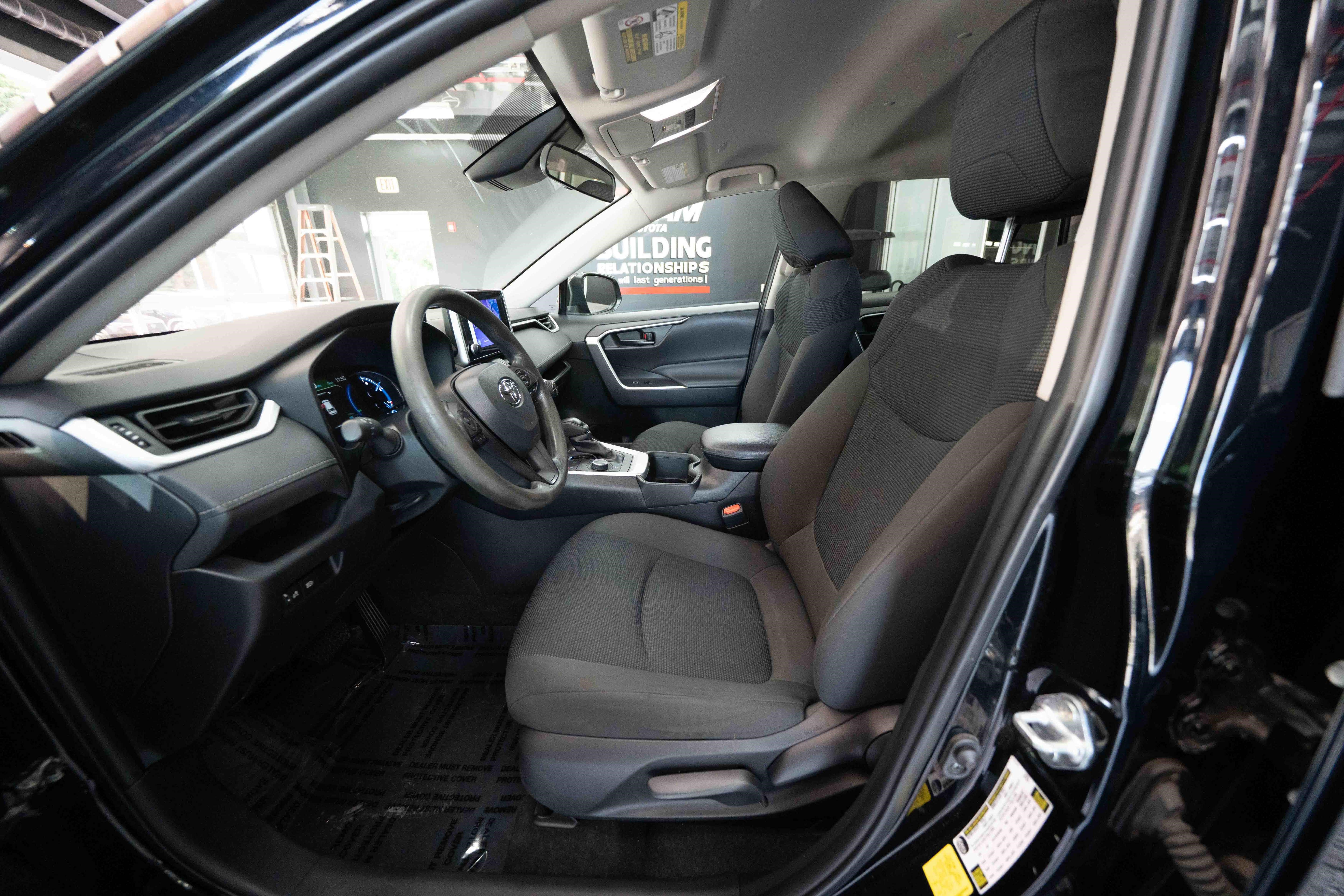 Used 2023 Toyota RAV4 LE AWD/4WD image 9