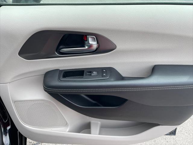 Used 2024 Chrysler Pacifica Touring-L image 20