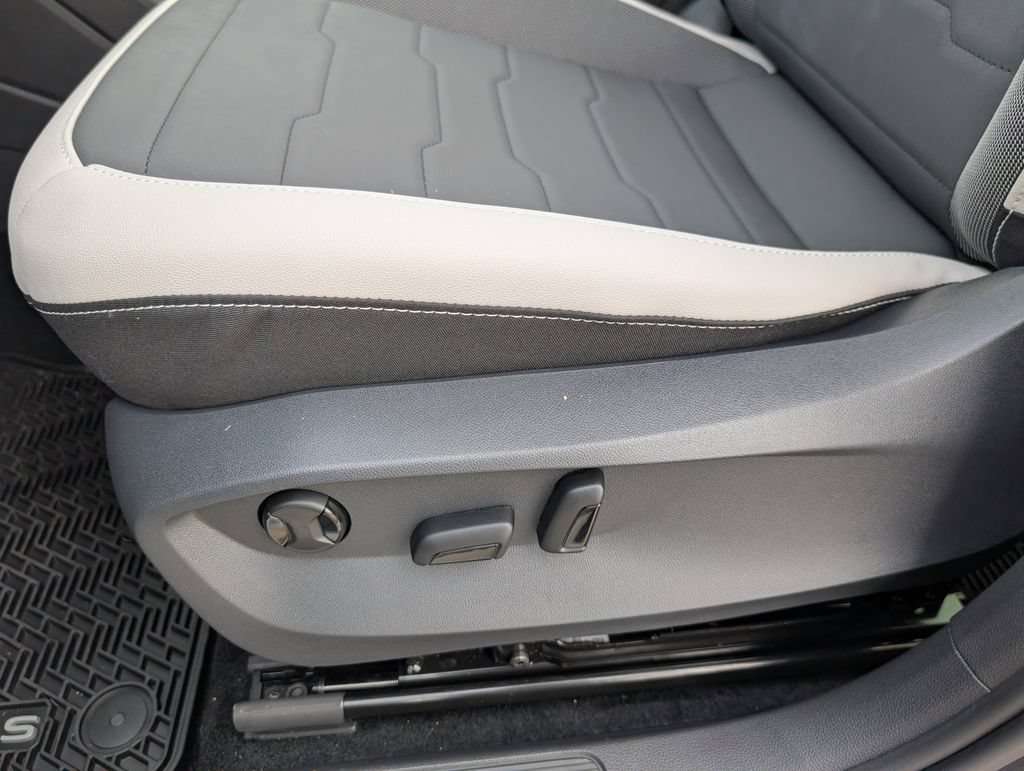 New 2026 Volkswagen Taos SE FWD image 13