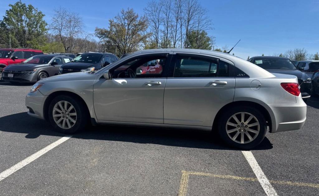 Used 2011 Chrysler 200 Touring FWD image 8