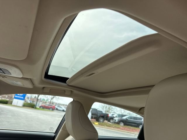 Used 2019 Toyota Avalon XLE w/ Moonroof Package image 16