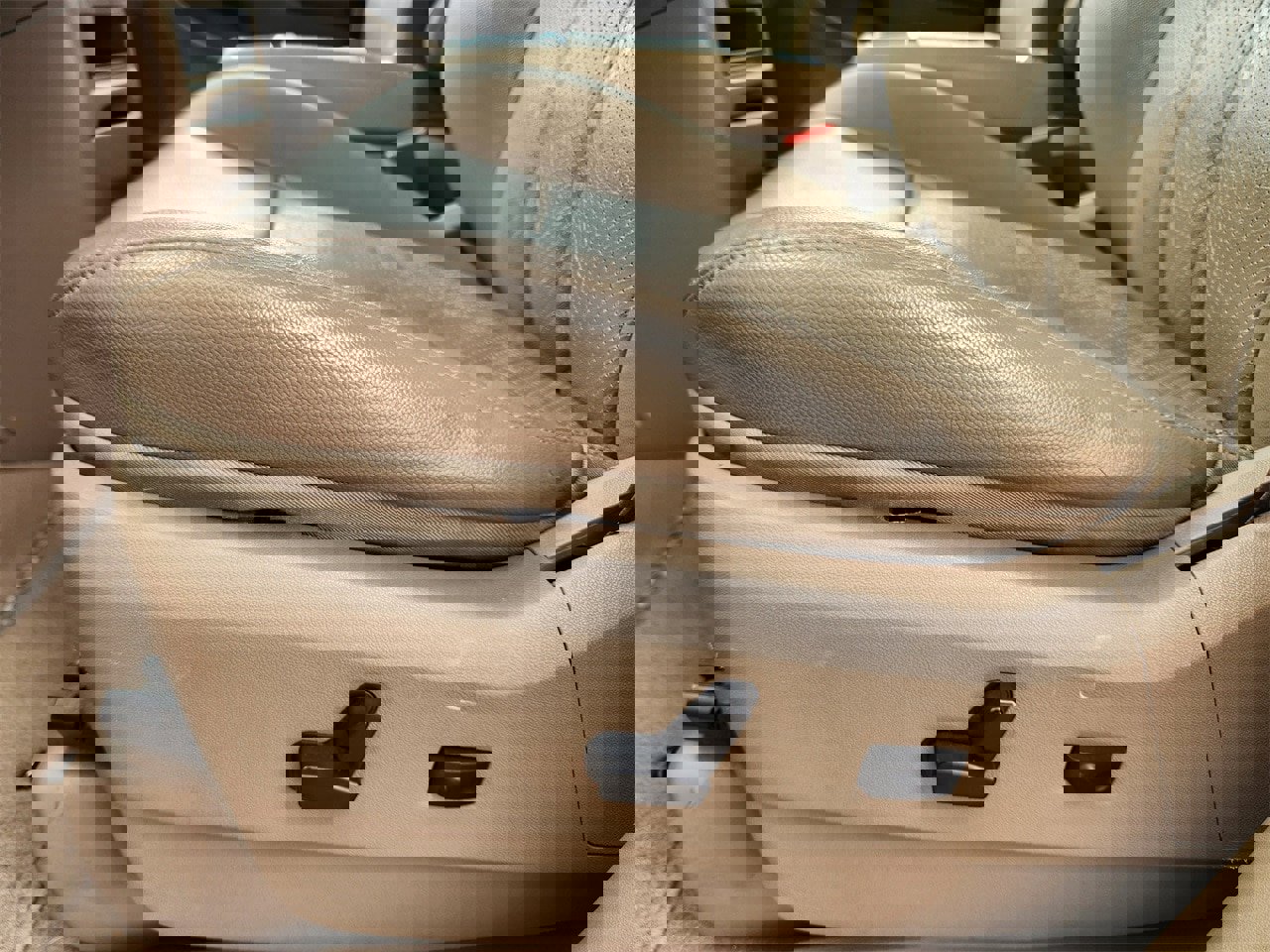 Used 2011 Chrysler Town & Country Touring-L image 23