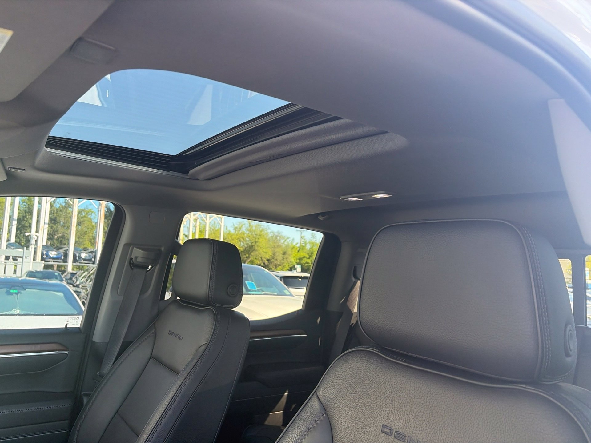 Used 2023 GMC Sierra 1500 Denali w/ Denali Reserve Package AWD/4WD image 9