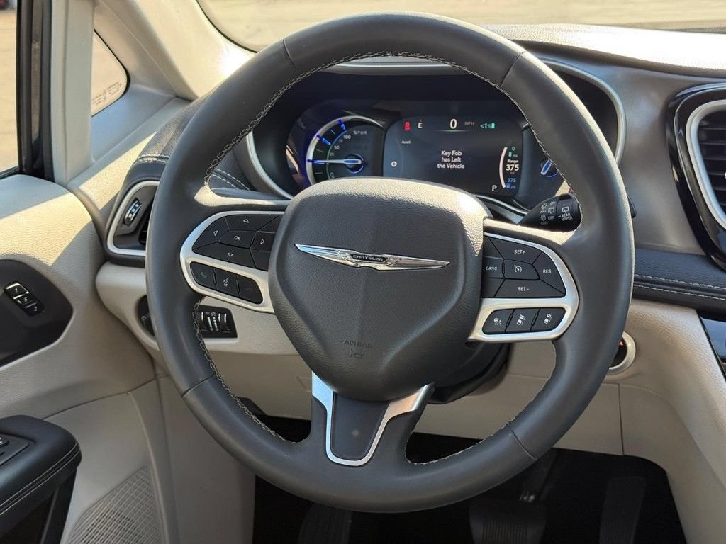 Certified 2024 Chrysler Pacifica Limited FWD image 14