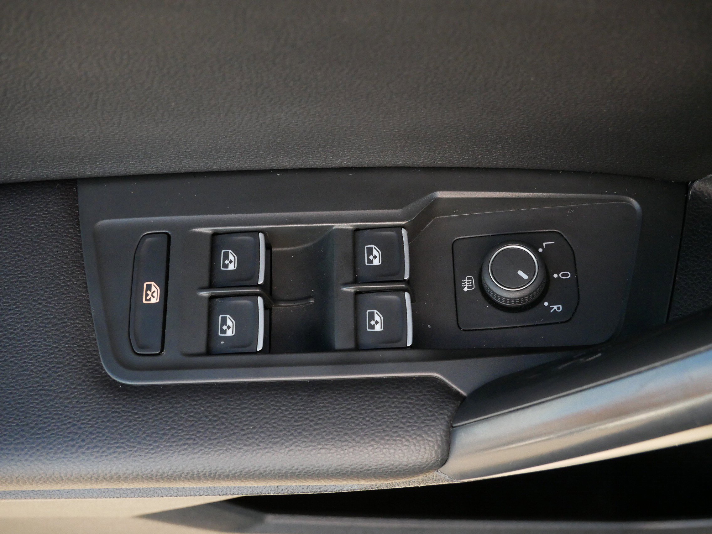 Used 2021 Volkswagen Tiguan SE image 19