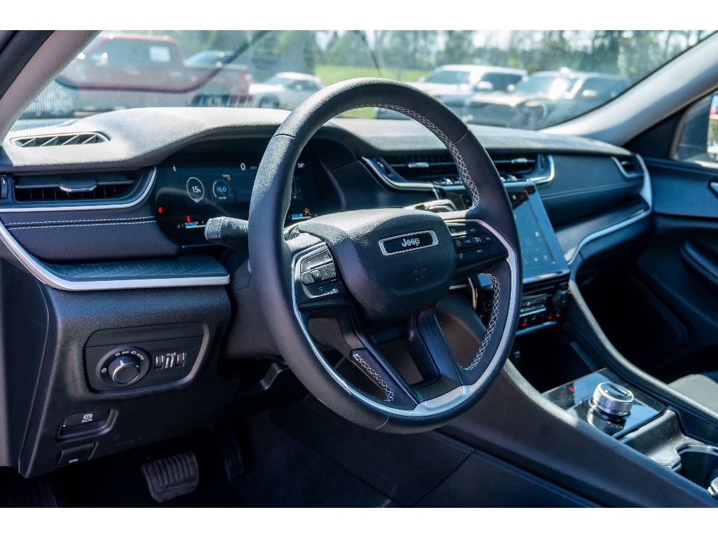 Used 2024 Jeep Grand Cherokee L Laredo image 10