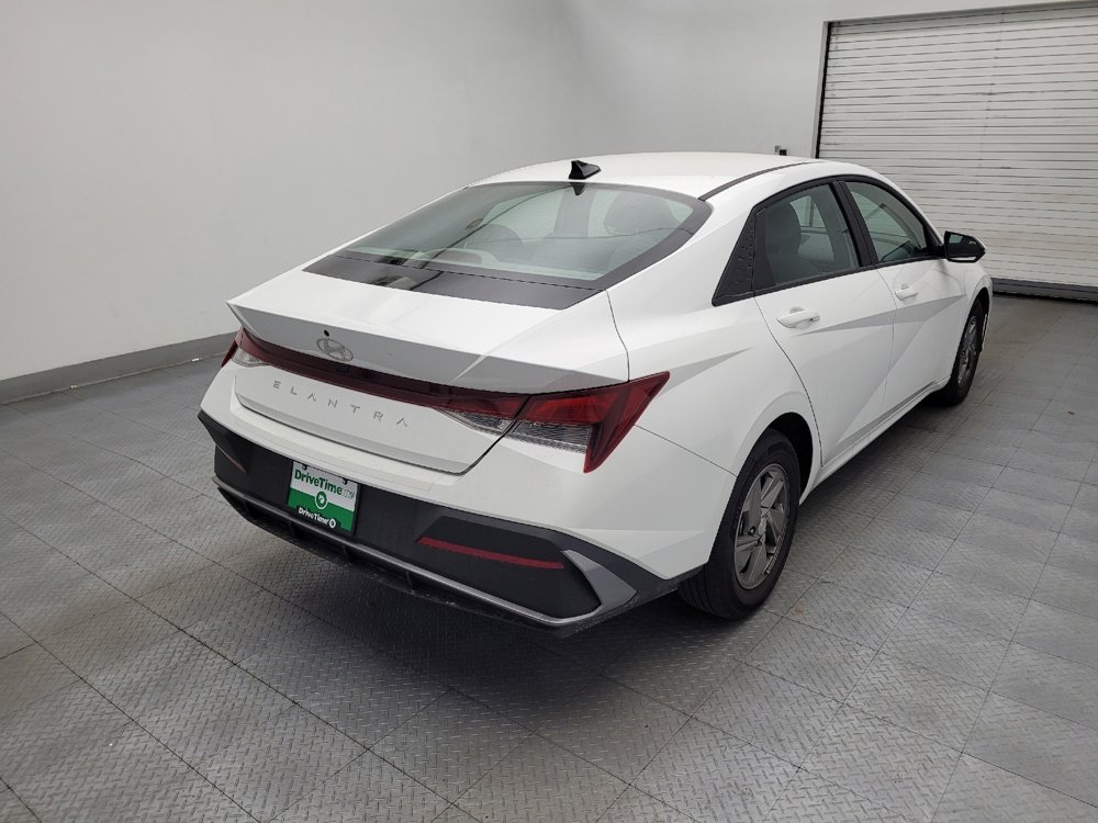 Used 2025 Hyundai Elantra SE image 9