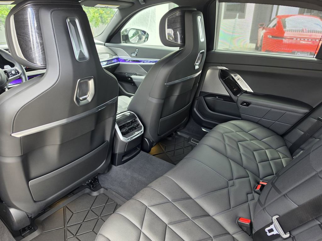 Used 2023 BMW 760i xDrive w/ Executive Package image 11