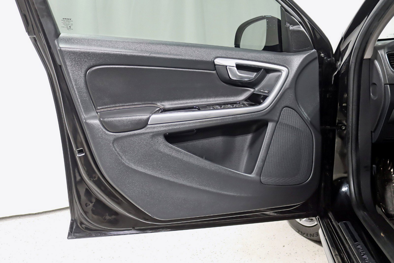 Used 2018 Volvo V60 T5 Cross Country w/ Convenience Package image 32