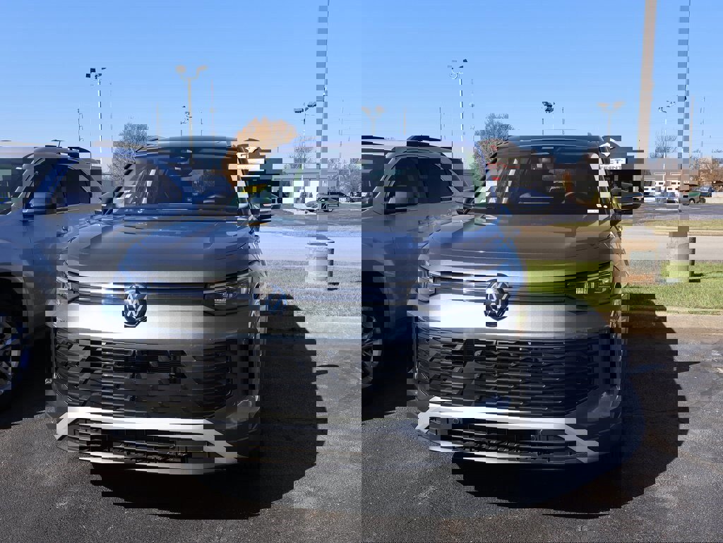 Used 2025 Volkswagen Tiguan SE image 11