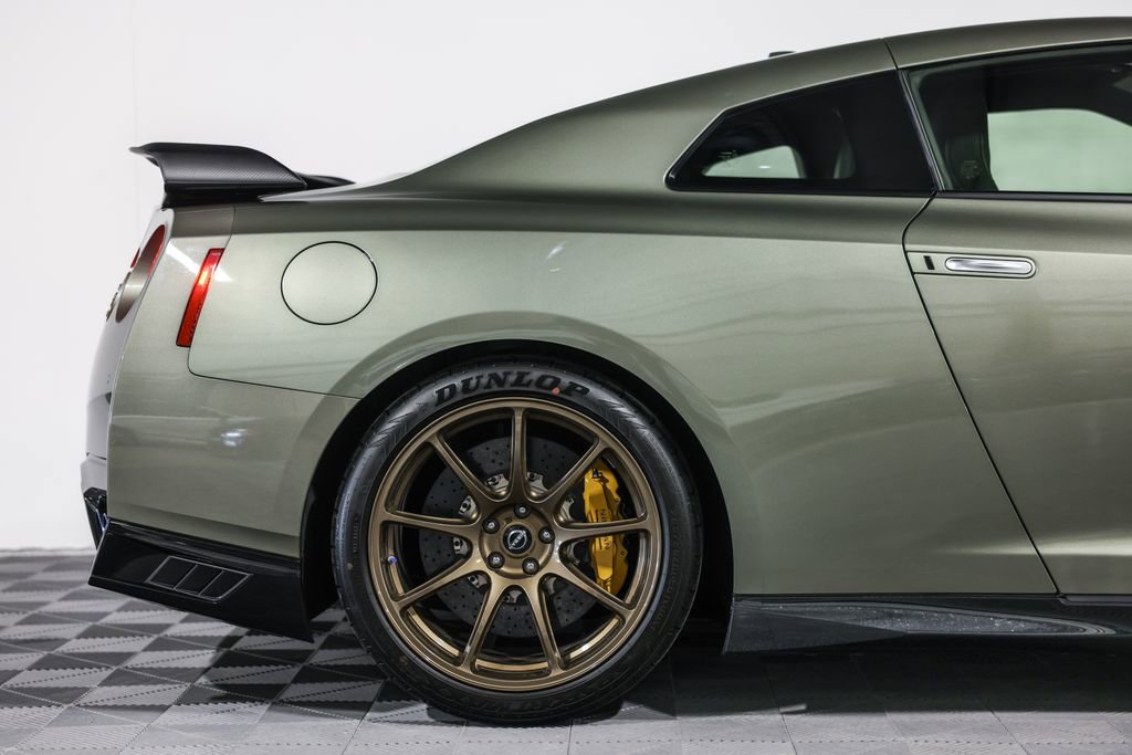 Used 2021 Nissan GT-R Premium image 2