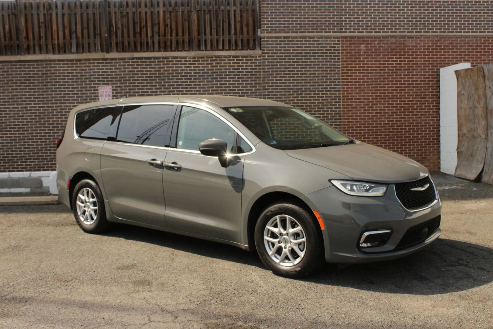 Used 2023 Chrysler Pacifica Touring-L FWD image 1