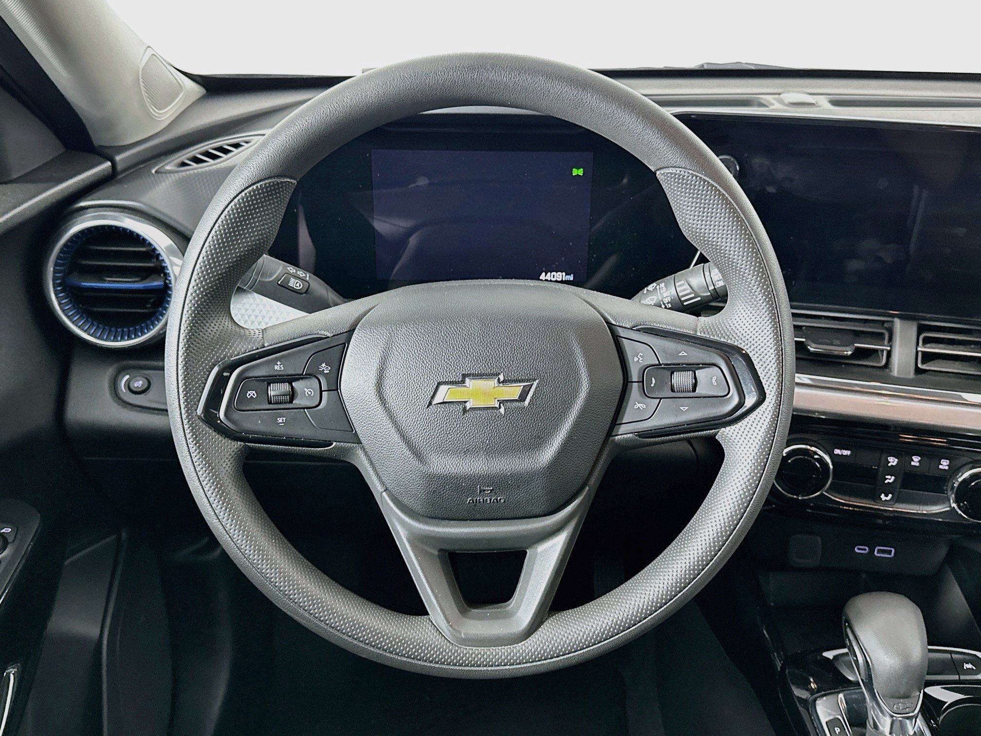 Used 2025 Chevrolet Trax LT FWD image 17
