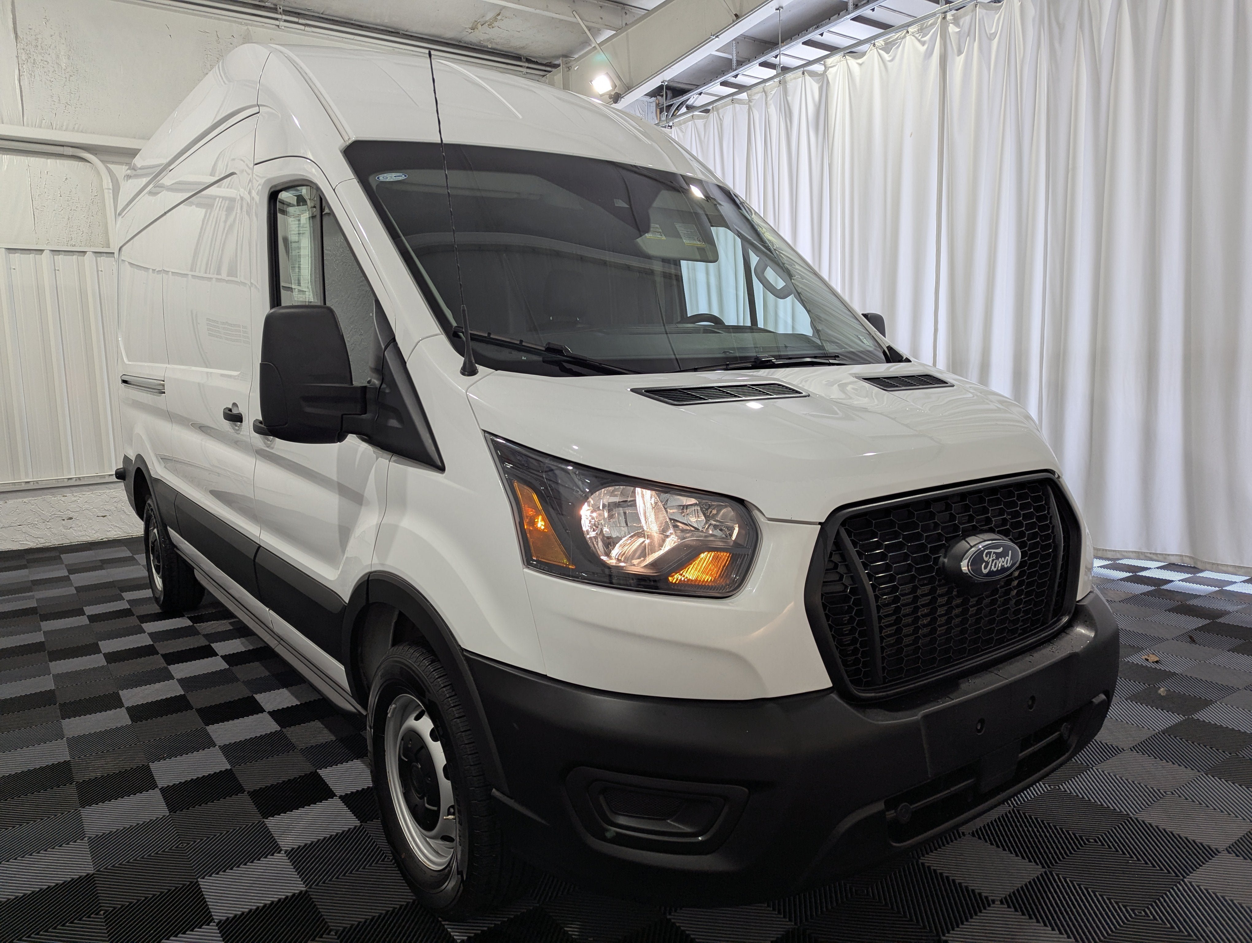 Used 2025 Ford Transit 250 148 High Roof RWD image 5
