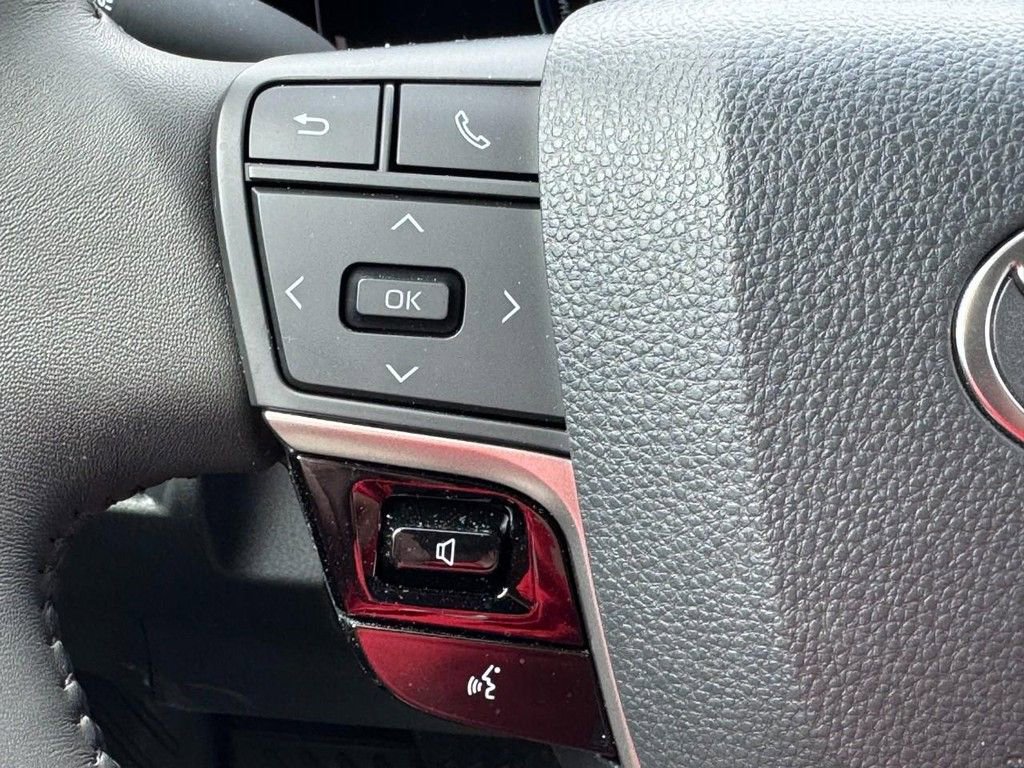Used 2025 Toyota Camry LE w/ Convenience Package image 17