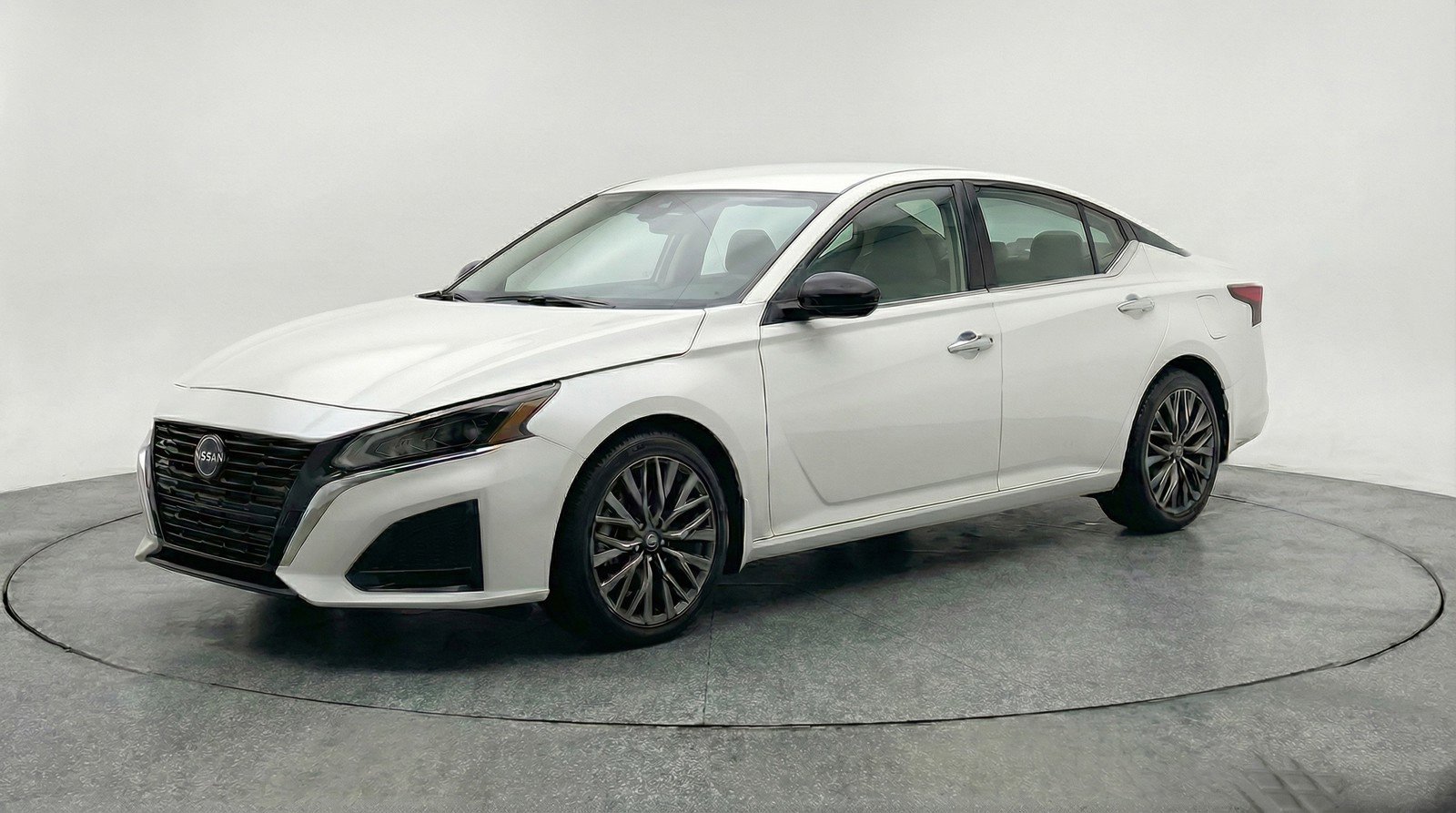 Used 2025 Nissan Altima 2.5 SV FWD image 3