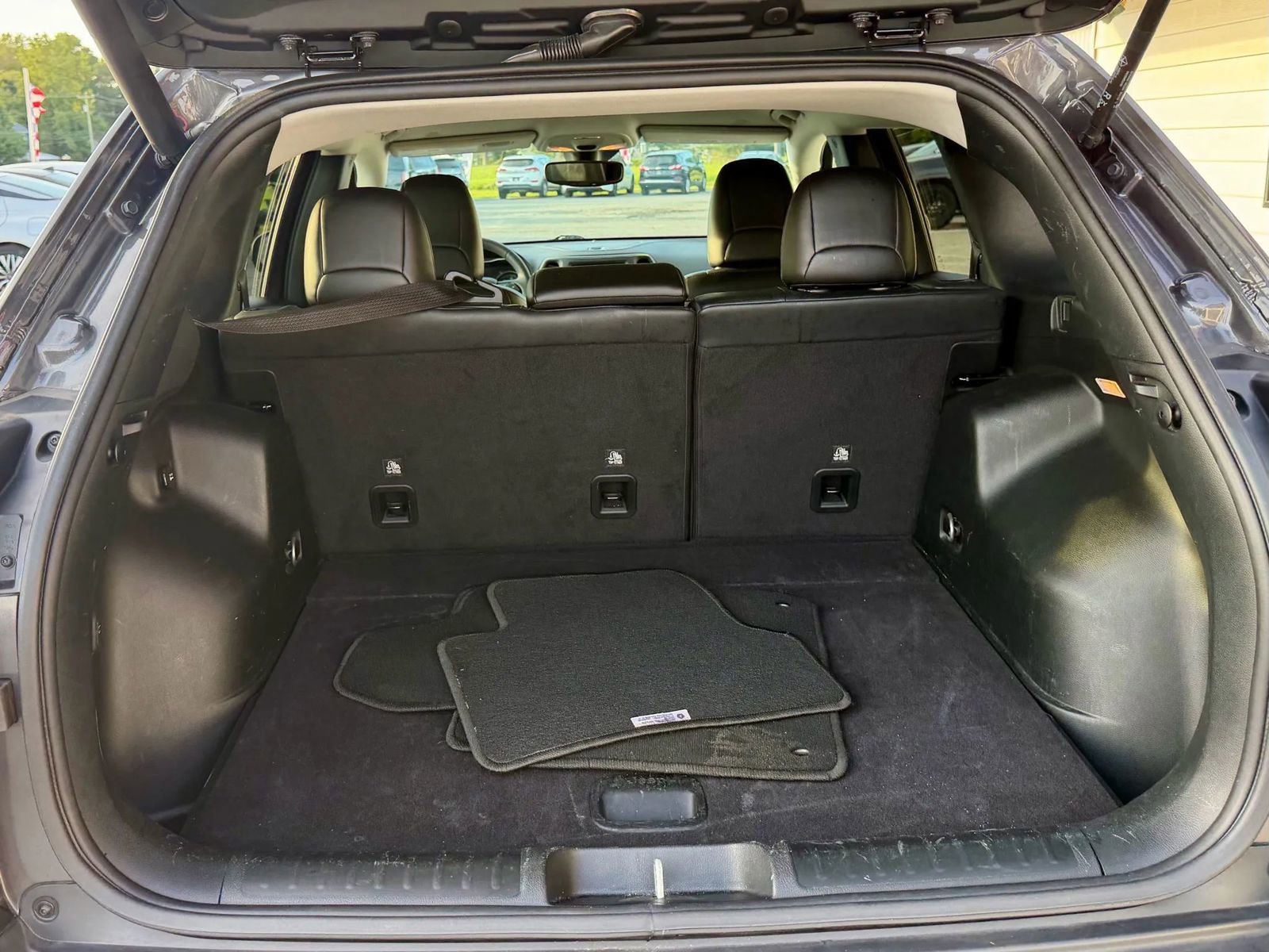 Used 2023 Jeep Cherokee Altitude Lux image 23