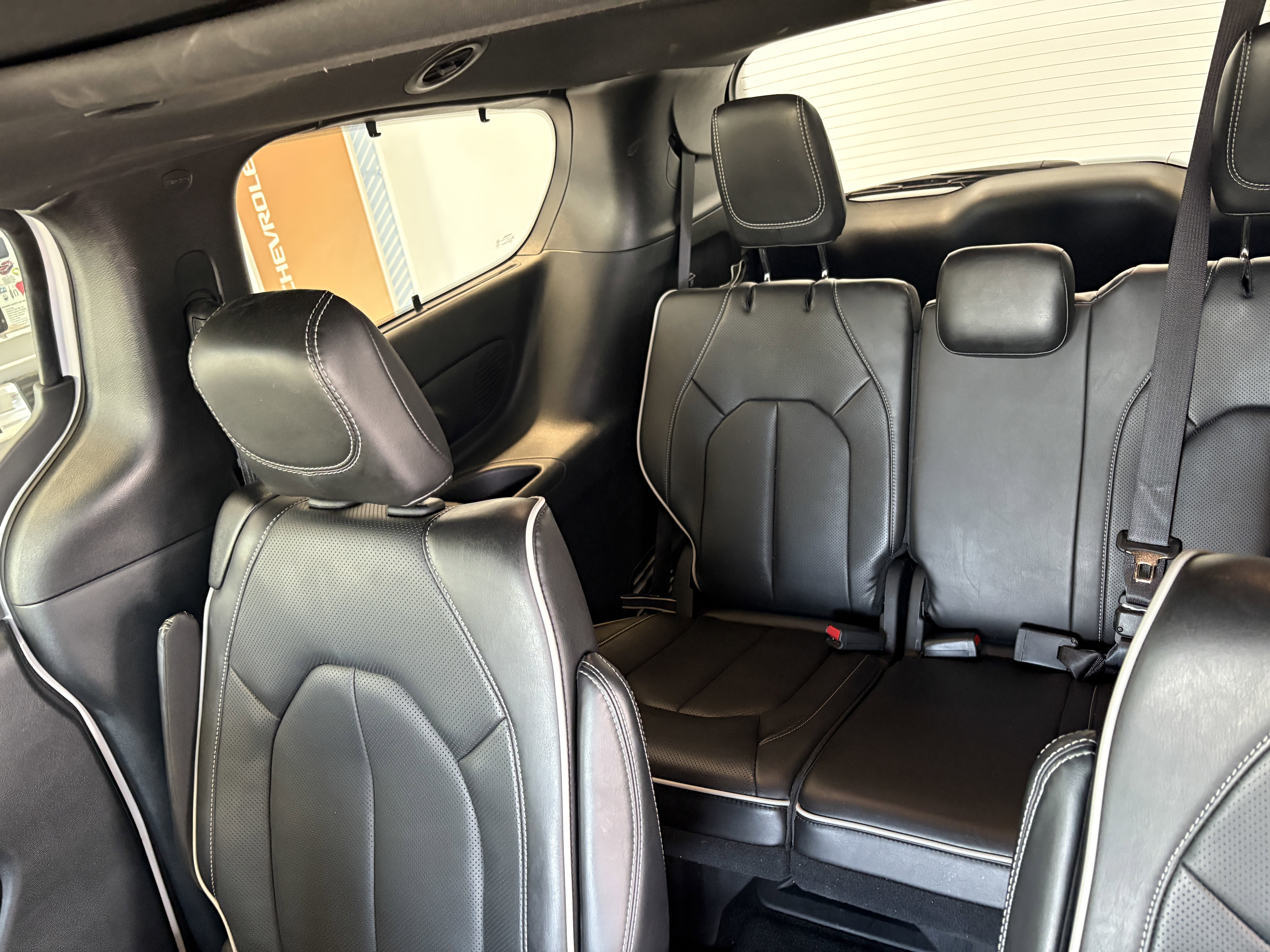 Used 2025 Chrysler Pacifica Limited image 8