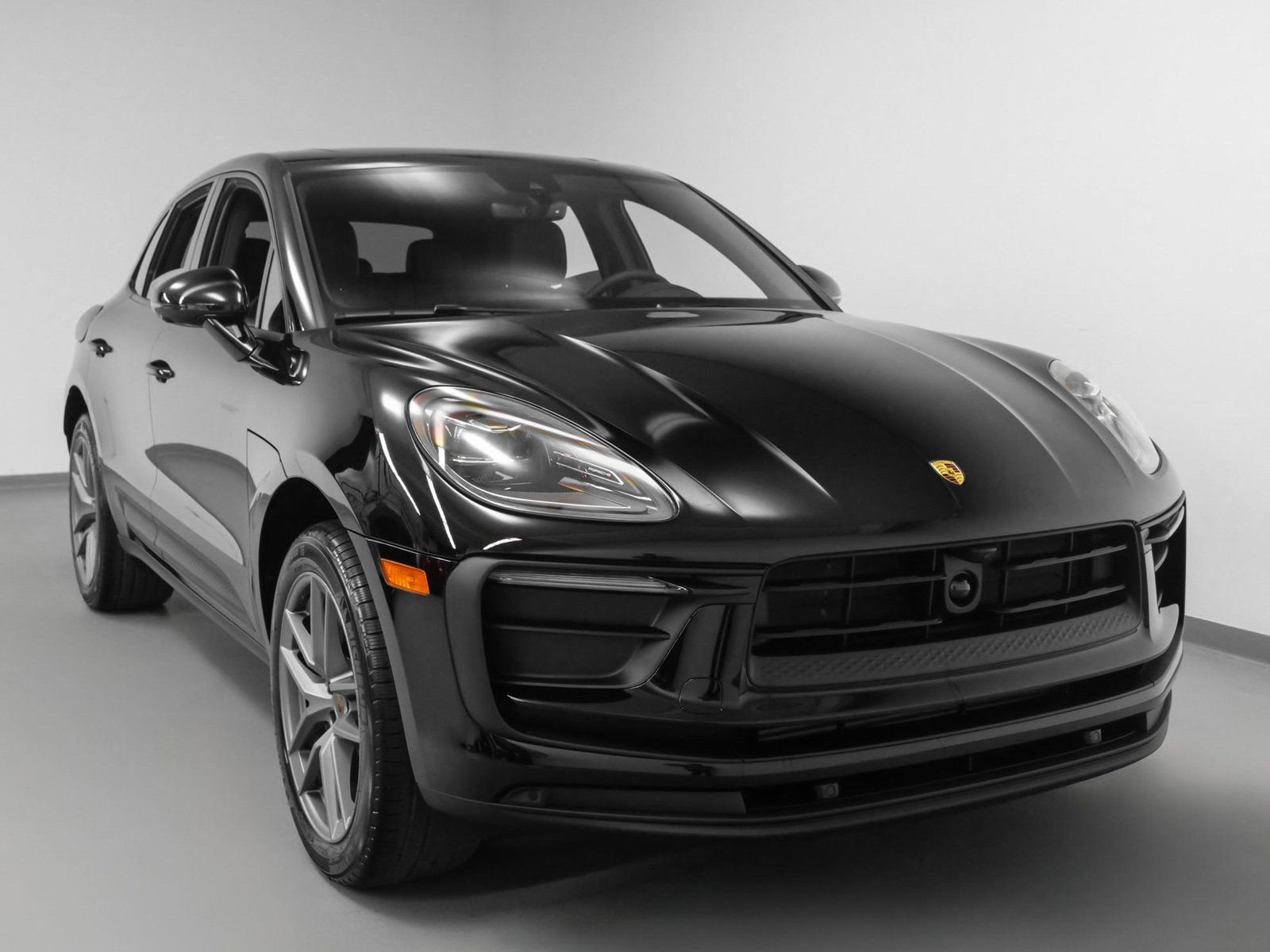 Certified 2025 Porsche Macan image 8