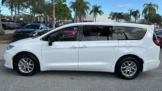 Used 2024 Chrysler Pacifica Touring-L image 4