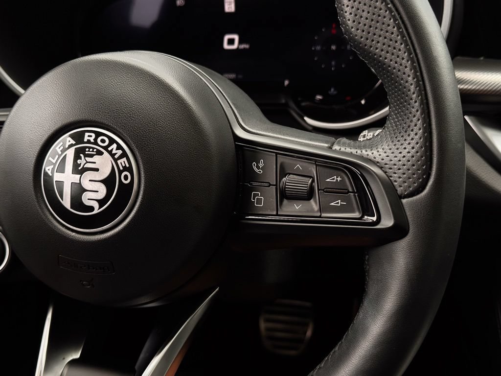 Used 2025 Alfa Romeo Stelvio Sprint AWD/4WD image 17