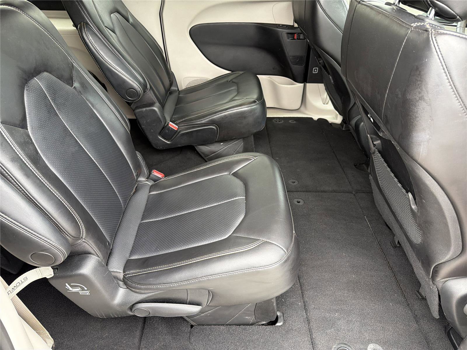 Used 2023 Chrysler Pacifica Touring-L FWD image 15