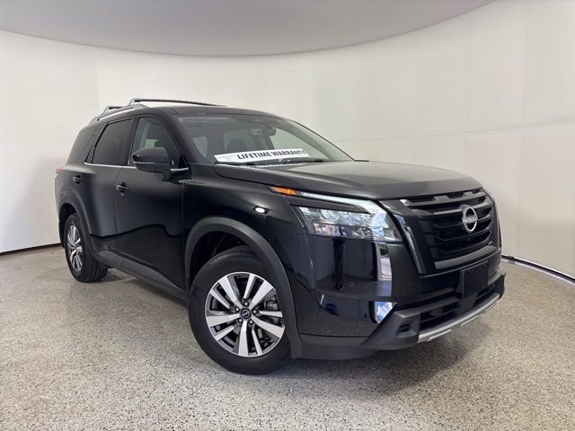 Used 2025 Nissan Pathfinder SL w/ Black Appearance Package image 2