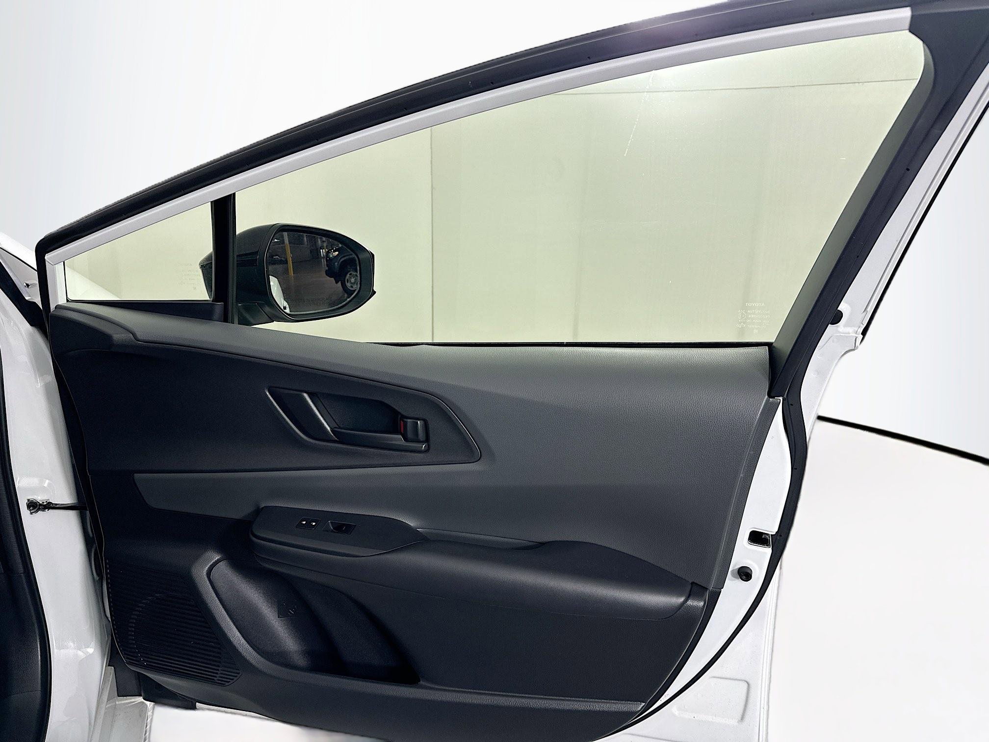 Used 2024 Toyota Prius LE FWD image 30