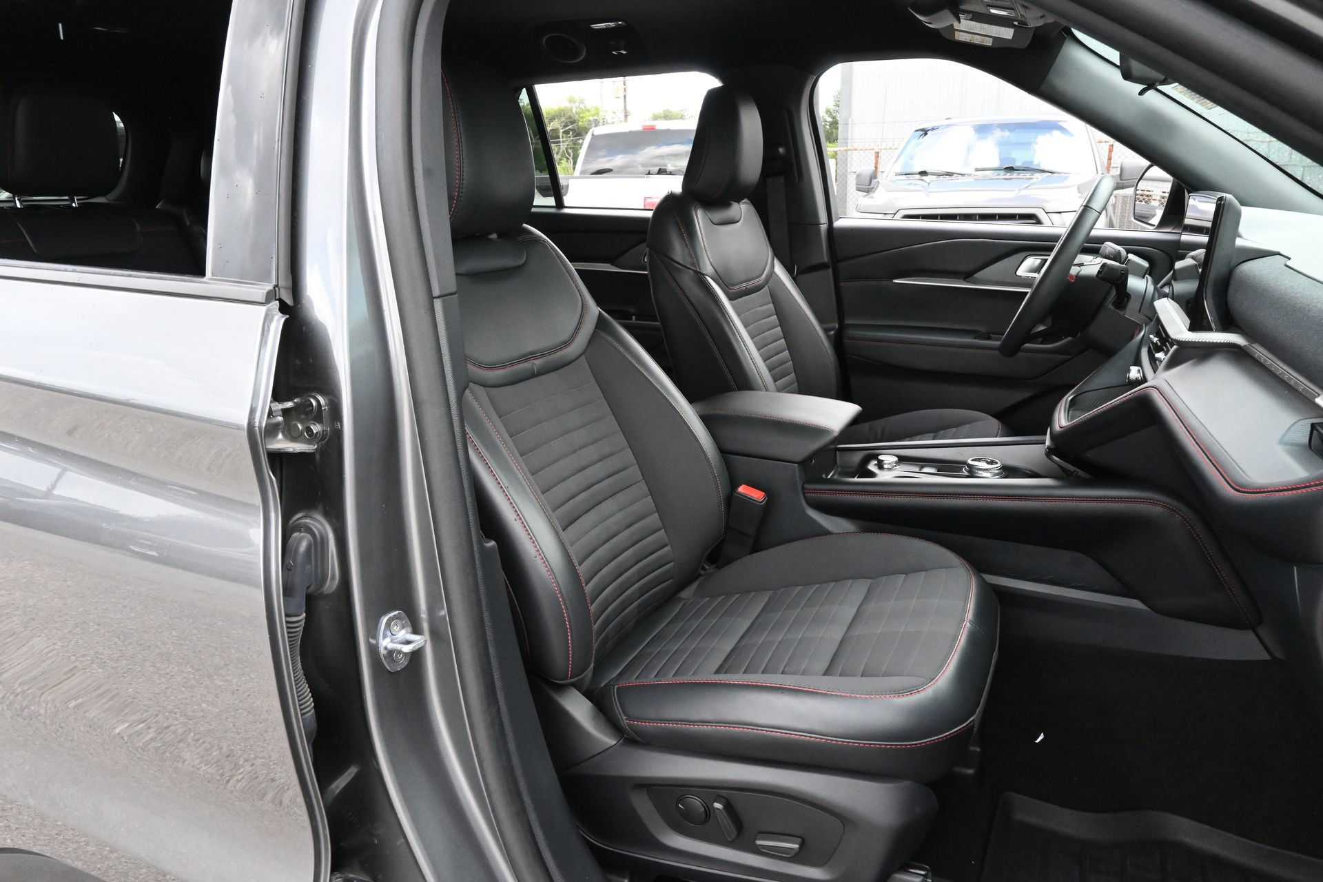 Certified 2025 Ford Explorer ST-Line RWD image 23