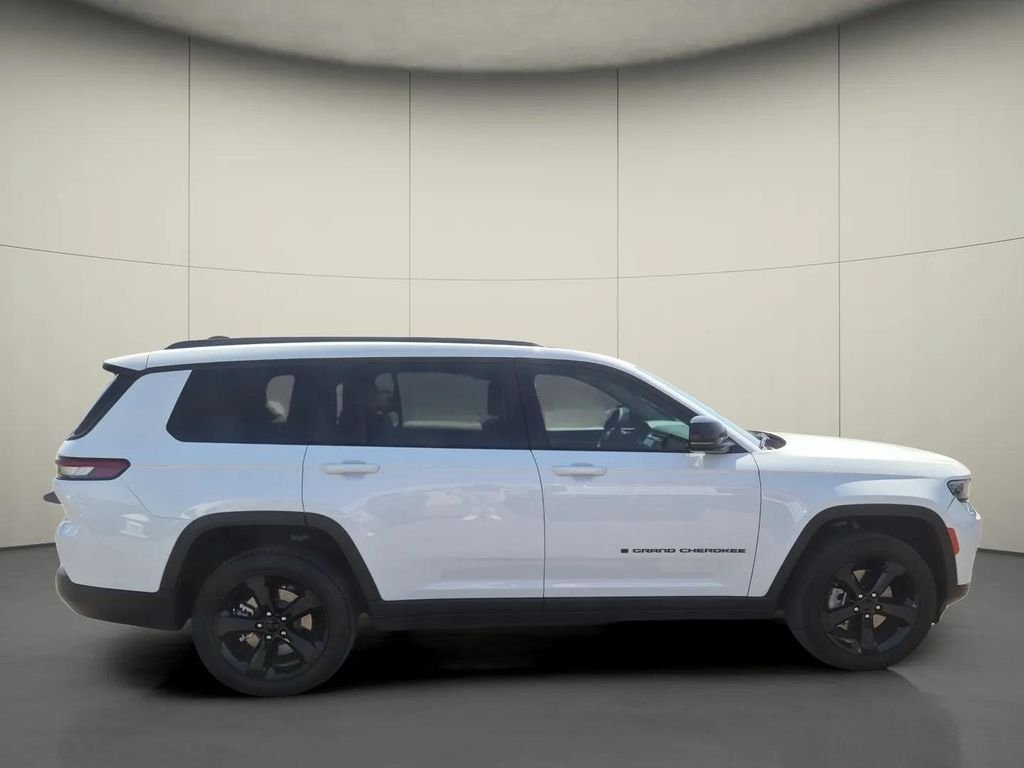 Used 2023 Jeep Grand Cherokee L Limited w/ Black Appearance Package AWD/4WD image 8