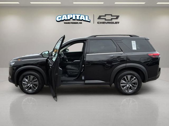 Used 2024 Nissan Pathfinder SV image 13
