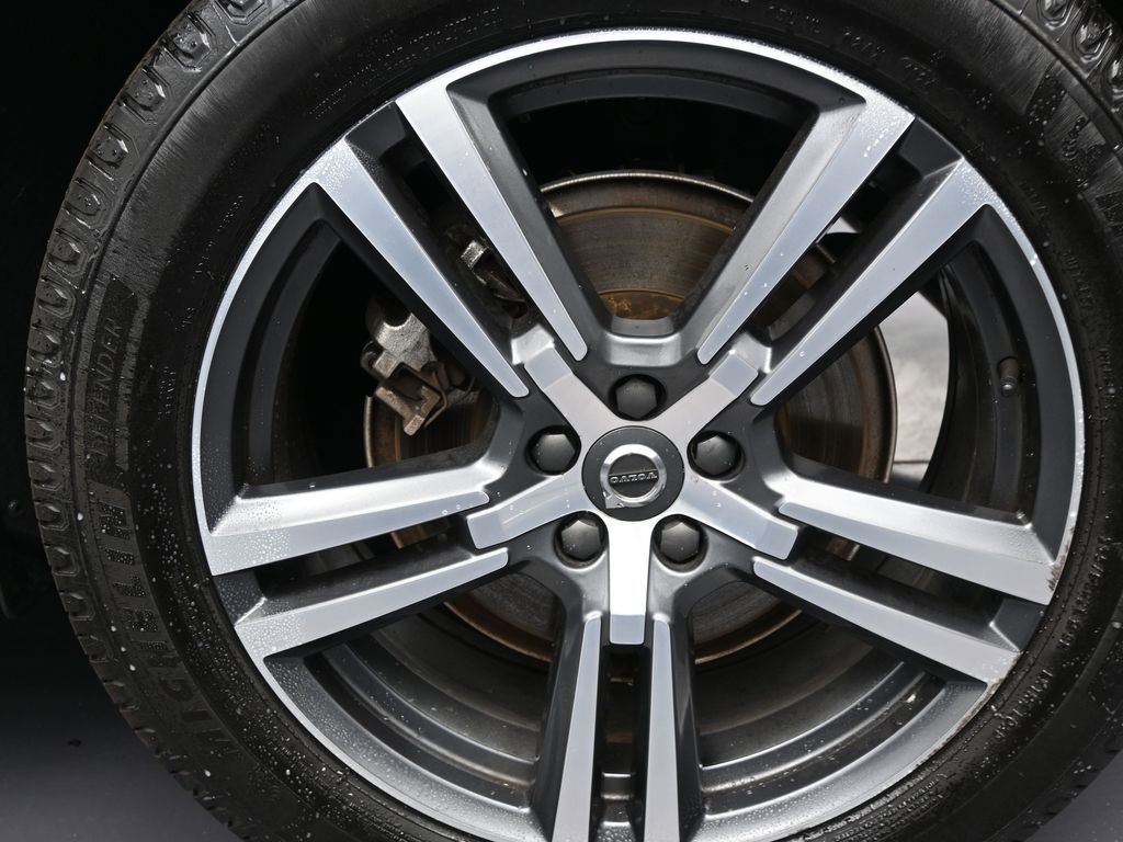 Used 2019 Volvo XC60 T8 Momentum w/ Premium Package image 9