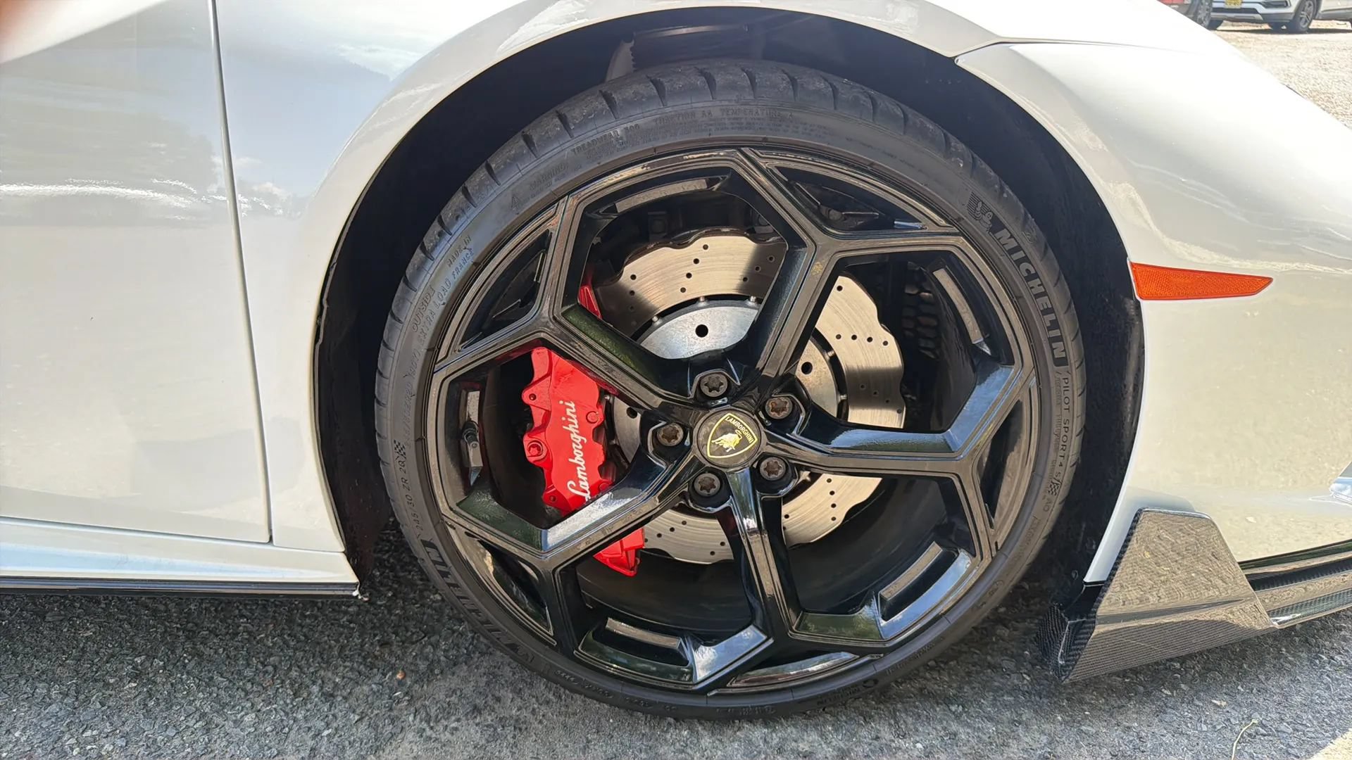 Used 2021 Lamborghini Huracan EVO RWD image 17