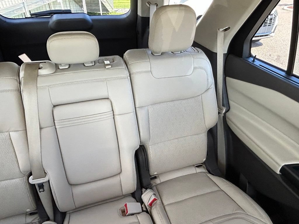 Used 2020 Ford Explorer Platinum w/ Premium Technology Package AWD/4WD image 14