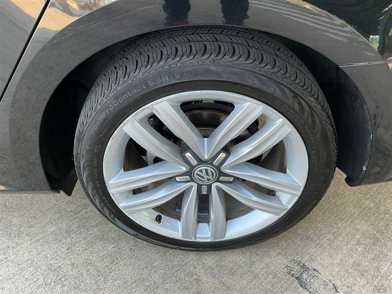 Used 2016 Volkswagen Passat 1.8T w/ Lighting Package image 21